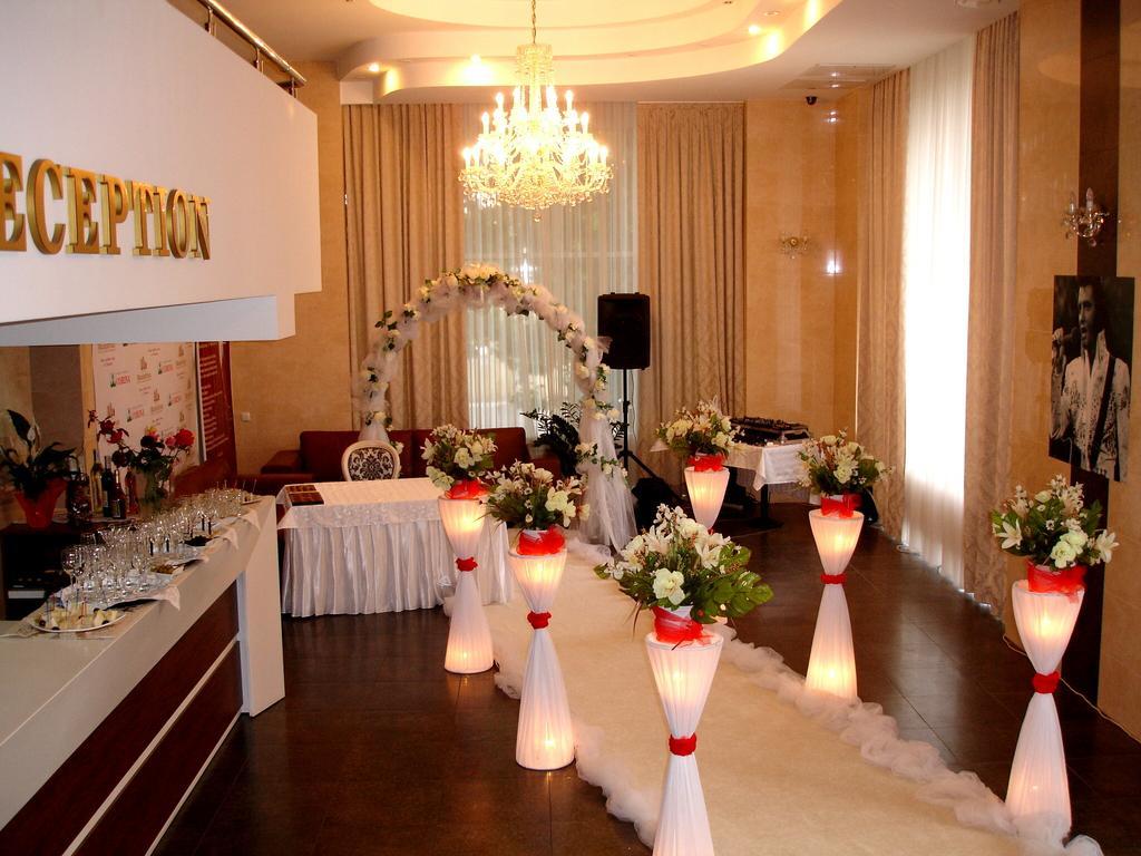 Manhattan Hotel & Restaurant Chisinau Exterior photo