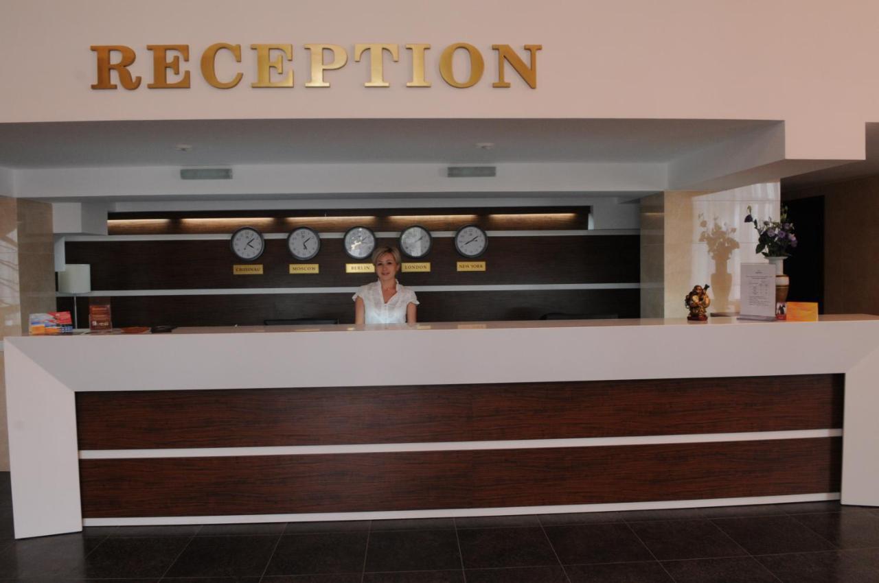 Manhattan Hotel & Restaurant Chisinau Exterior photo