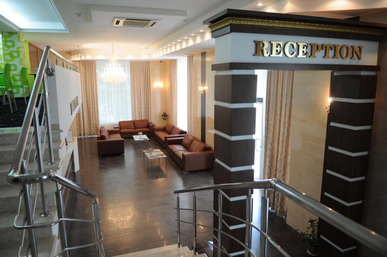 Manhattan Hotel & Restaurant Chisinau Exterior photo