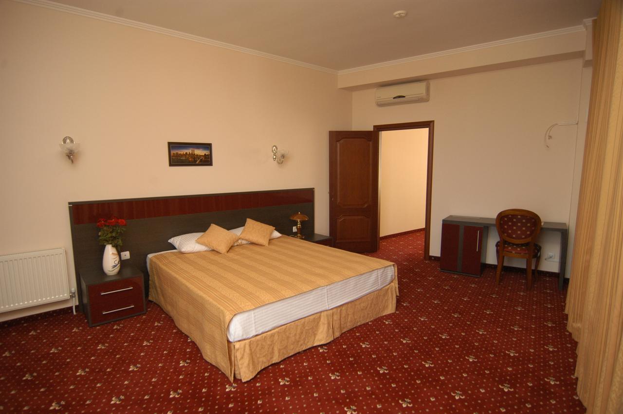 Manhattan Hotel & Restaurant Chisinau Exterior photo